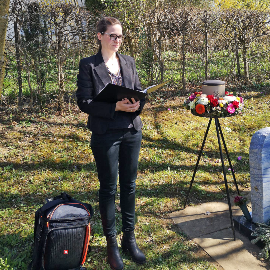 Freie Trauerrednerin Martina Schraml