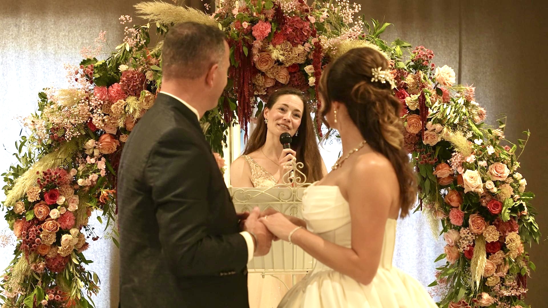 Martina umarmt eine glückliche Braut